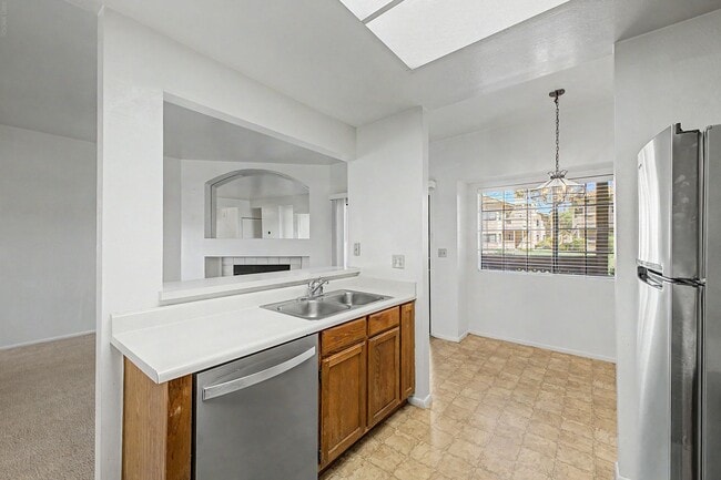 Building Photo - 930 N Mesa Dr
