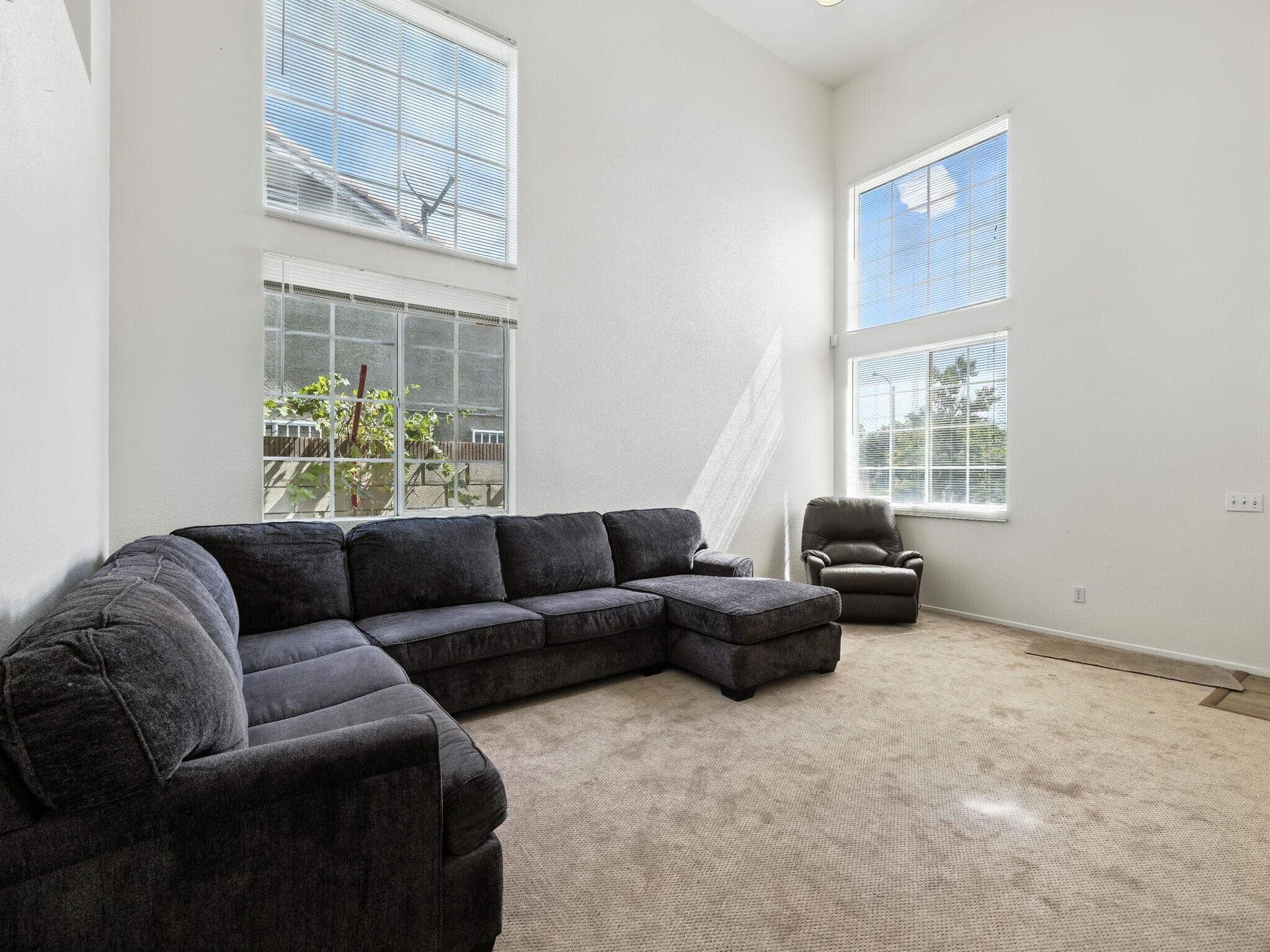 Building Photo - 44131 Sunmist Ct