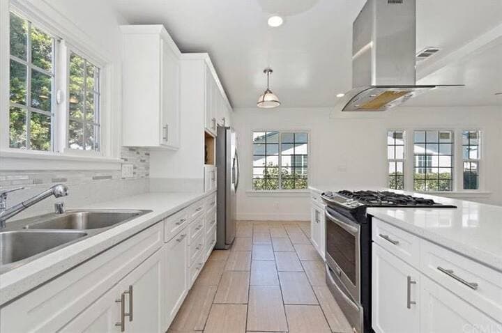 Building Photo - 1037 W 73rd St