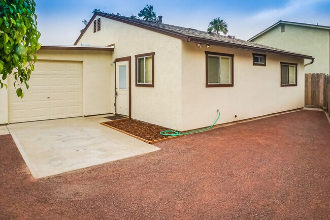 Building Photo - Detached home centrally located in Linda V...