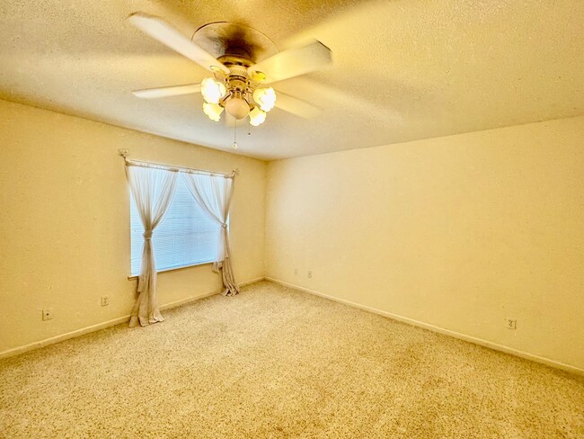 Building Photo - Huge 4 Bedroom + Den, 3 Bath Southside Hom...