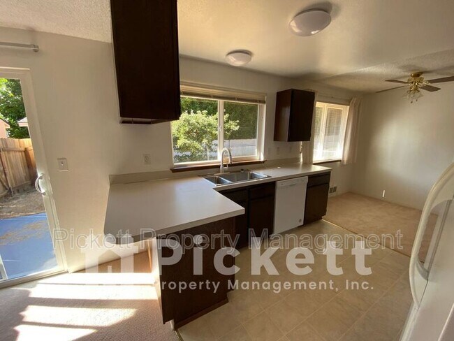 Building Photo - 2870 SE Colusa Ave