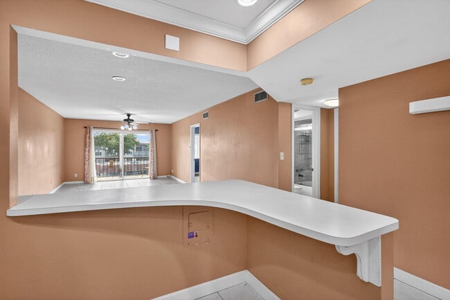 Building Photo - 9410 N Hollybrook Lake Dr