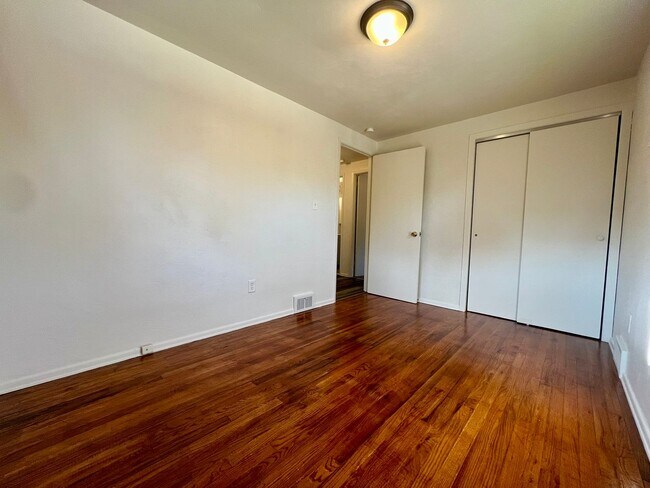 Building Photo - Incredible 3 Bedroom House in Quaint Plum Neighborhood! CALL TODAY!