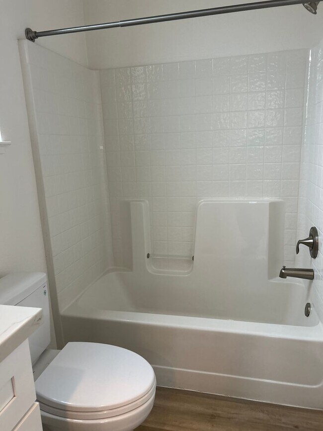 Building Photo - 1086-1086 Dutton Ave