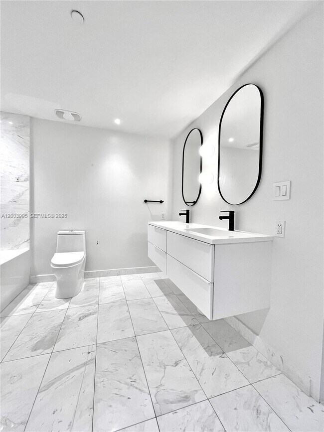 Building Photo - 9940 W Bay Harbor Dr