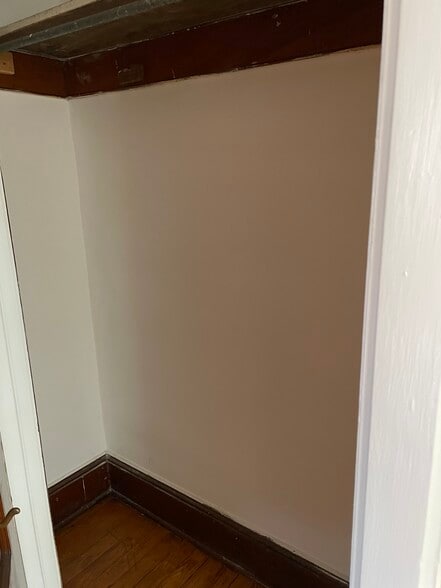 Closet 1 - 175 N Lansdowne Ave