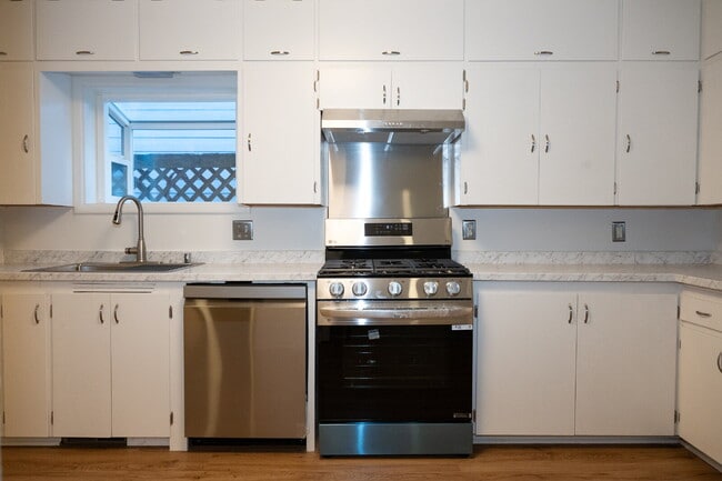 Building Photo - Freshly Updated 4-Bed Retreat Centrally Lo...
