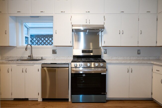 Building Photo - Freshly Updated 4-Bed Retreat Centrally Located in Bellingham