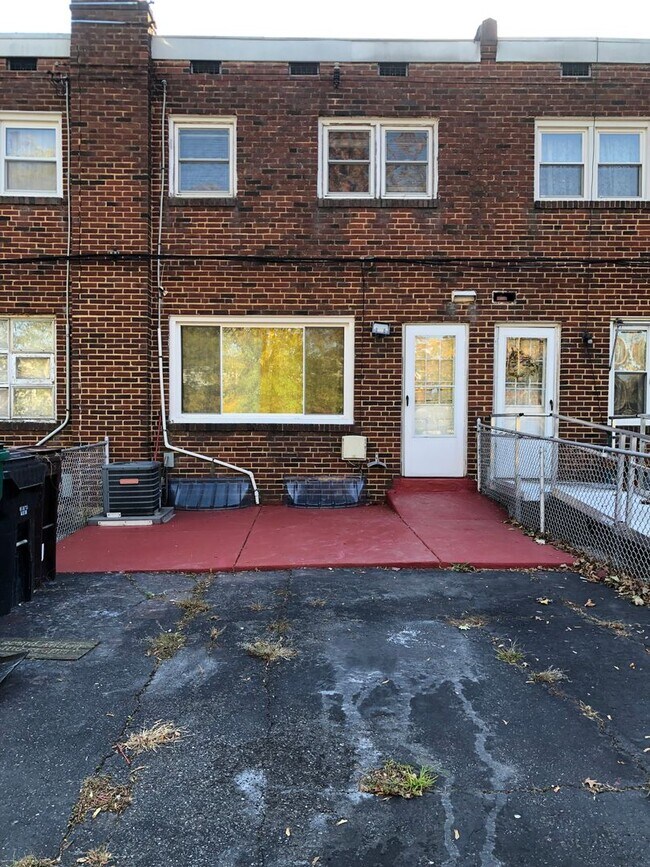 Building Photo - Welcome to 807 E 28th St!