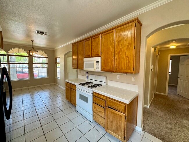 Building Photo - Beautiful 3 Bed / 2 Bath Home with 2-Car Garage in Roseville