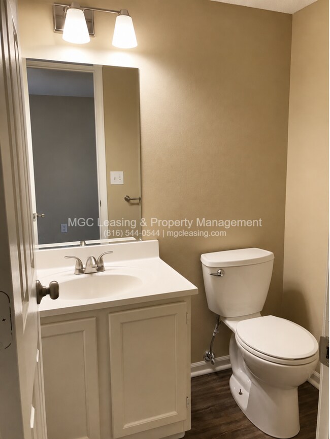 Building Photo - Spacious Townhome Near Shopping, Parks & Highways