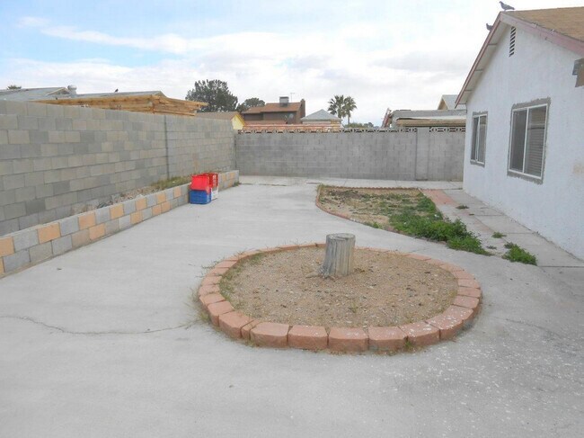 Building Photo - Spacious 1 story home in Spring Valley
