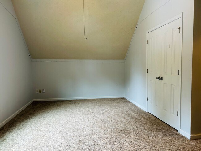 Building Photo - Beautiful 4 bedroom, 2.5 bathroom home in ...