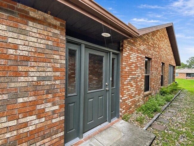 Building Photo - 614 Lake Carolyn Cir