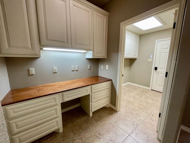 Building Photo - 5690 Nicole Ln