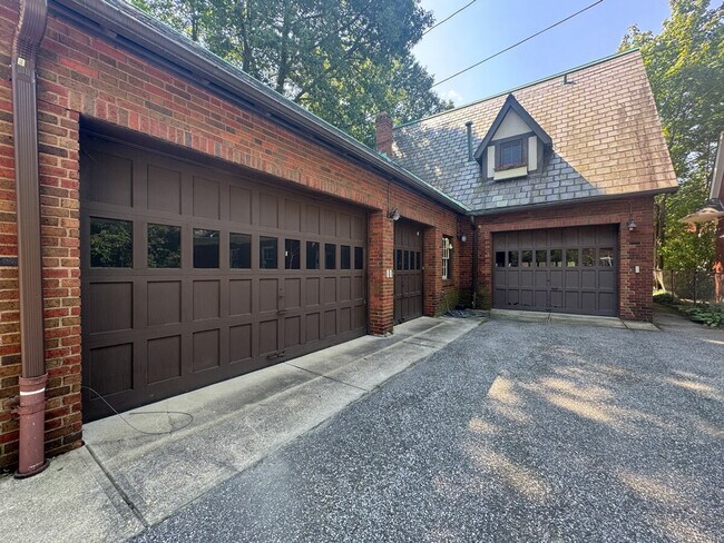 Building Photo - 2632 Wellington Rd