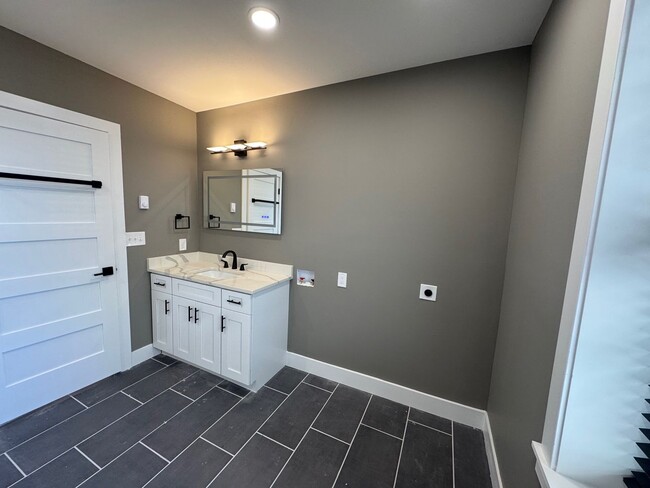 Building Photo - LARGE One Bedroom in Downtown Emmaus
