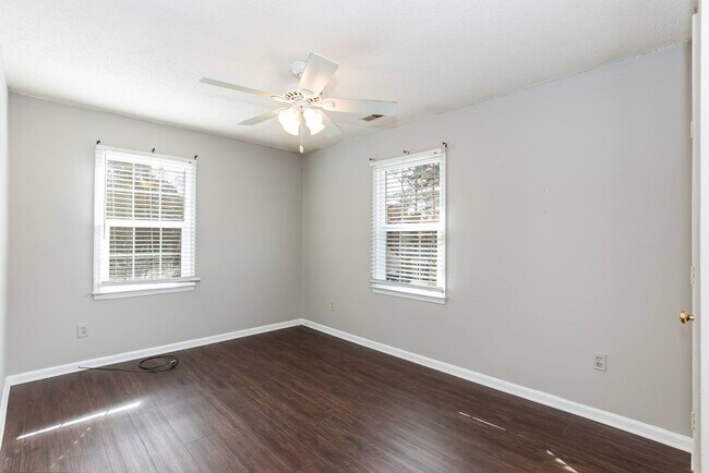 Building Photo - Three Bedroom Home!