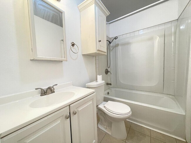 Building Photo - 2078 Del Rey Dr