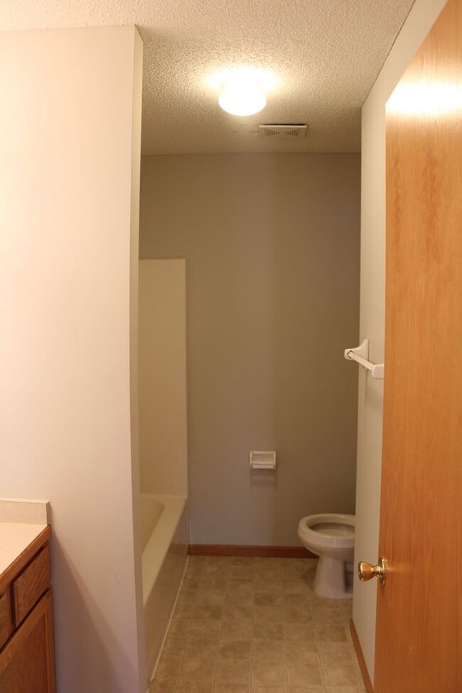 Building Photo - 403 Meadow Ln