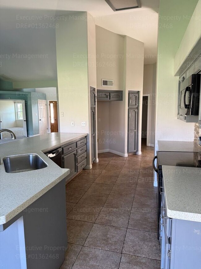 Building Photo - 3 bedroom/ 2 bathroom