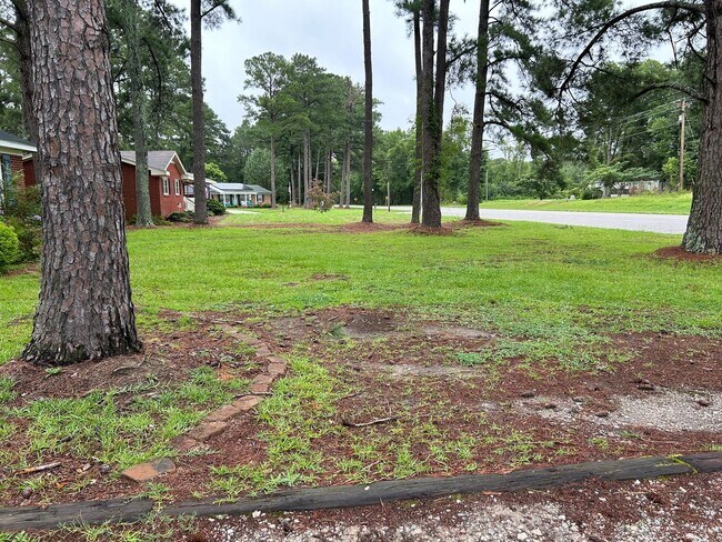 Building Photo - 3 bedroom, two bath home for rent