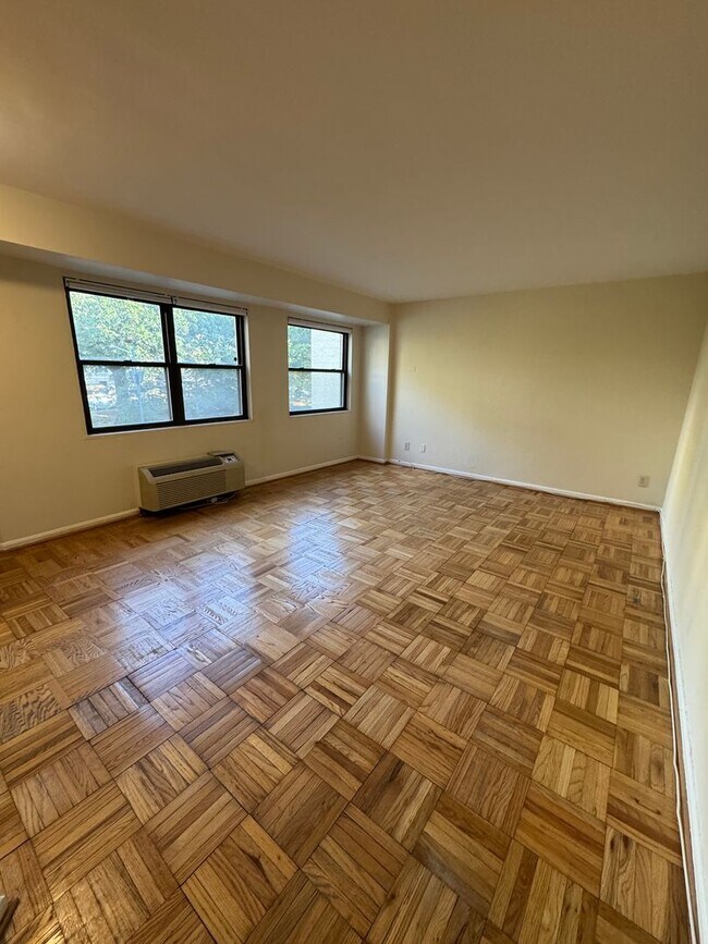 Building Photo - Studio in the Saxony Coop - 24/7 Front Des...