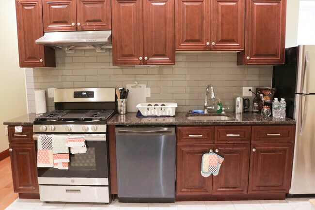 Building Photo - 334 N 13th St