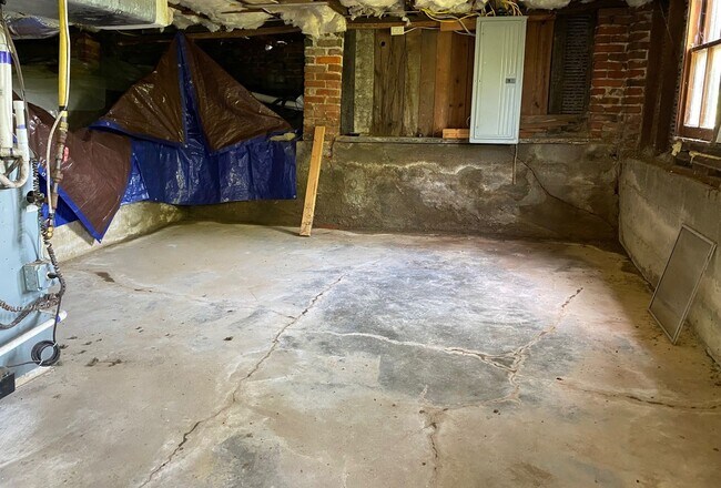 Building Photo - Woodfin - 1920's Cottage