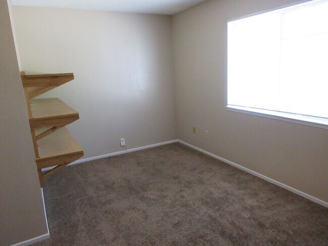 Building Photo - Spacious 3bd 2.5ba Quiet location.