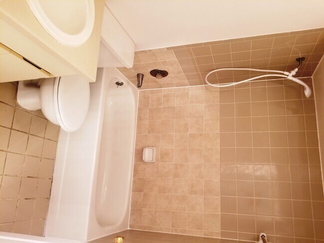 Building Photo - 2 bedroom 2 bath