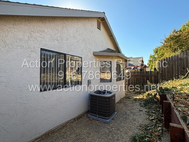 Building Photo - Cozy 3 Bed, 2 Bath - Single Story - New Paint - Large Garage - Close to Shopping, Schools and Parks!