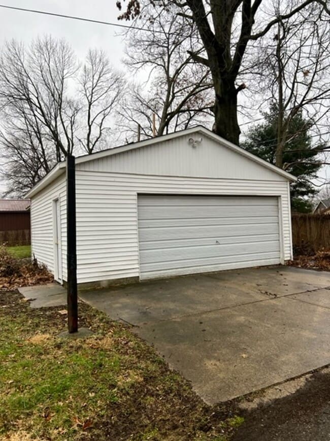 Building Photo - Very spacious 3 bedroom home for rent - Ca...