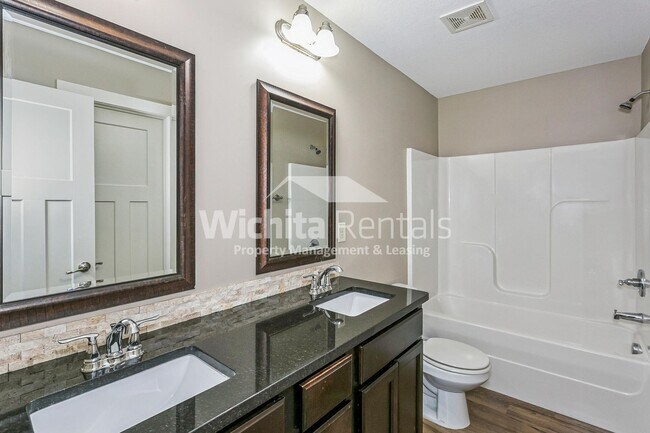 Building Photo - Large 4 bedroom 3 bathroom duplex