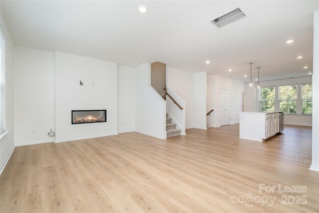 Building Photo - 5015 Westmead Ln