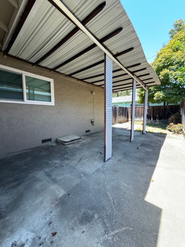 Building Photo - 2 Bedroom, 1 Bath  Duplex - Mountain View ...