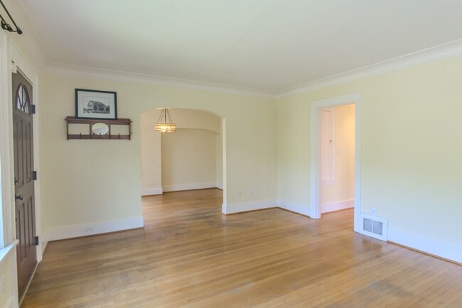 Building Photo - 3Bd/1.75Ba Seattle House