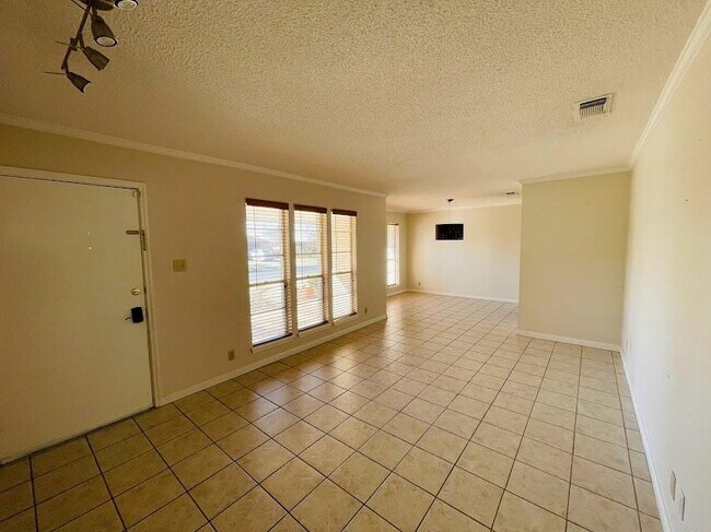Building Photo - 2206 Kenbridge Dr