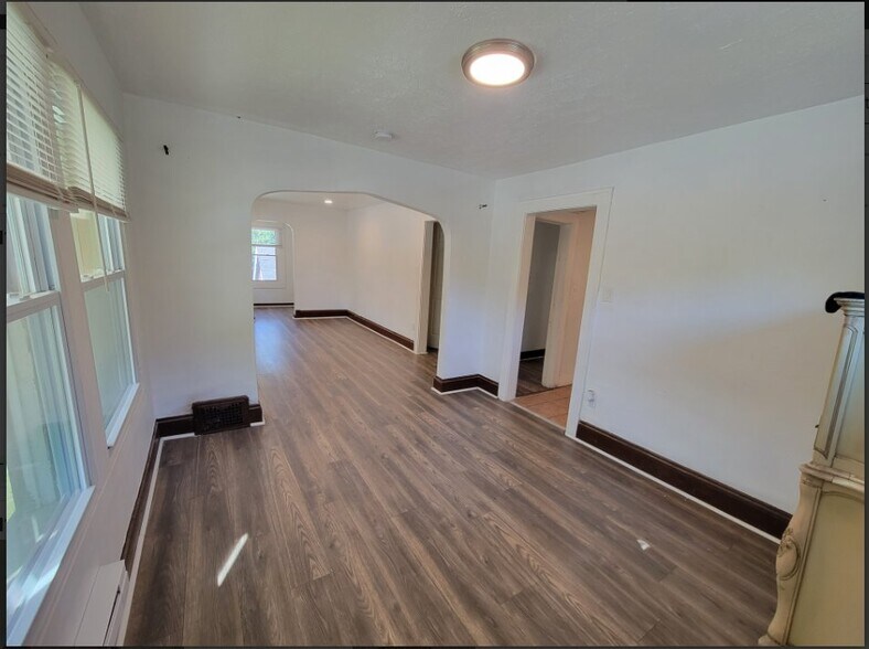 Building Photo - 1185 E 167th St