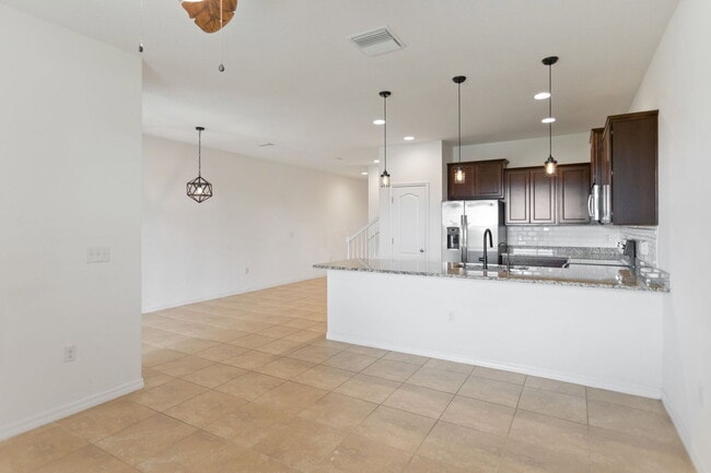 Building Photo - 3840 Silverlake Way