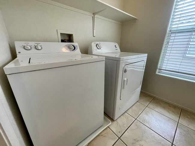 Building Photo - Gorgeous 3 bed, 2 1/2bath home.