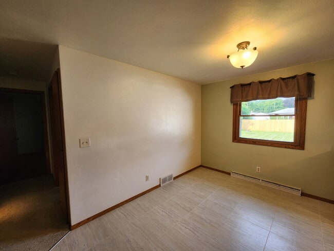 Building Photo - Hard to Find 3 Bedroom Ranch