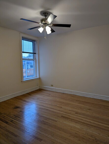 Master bedroom, fits king sized bed - 3508 W Dickens Ave