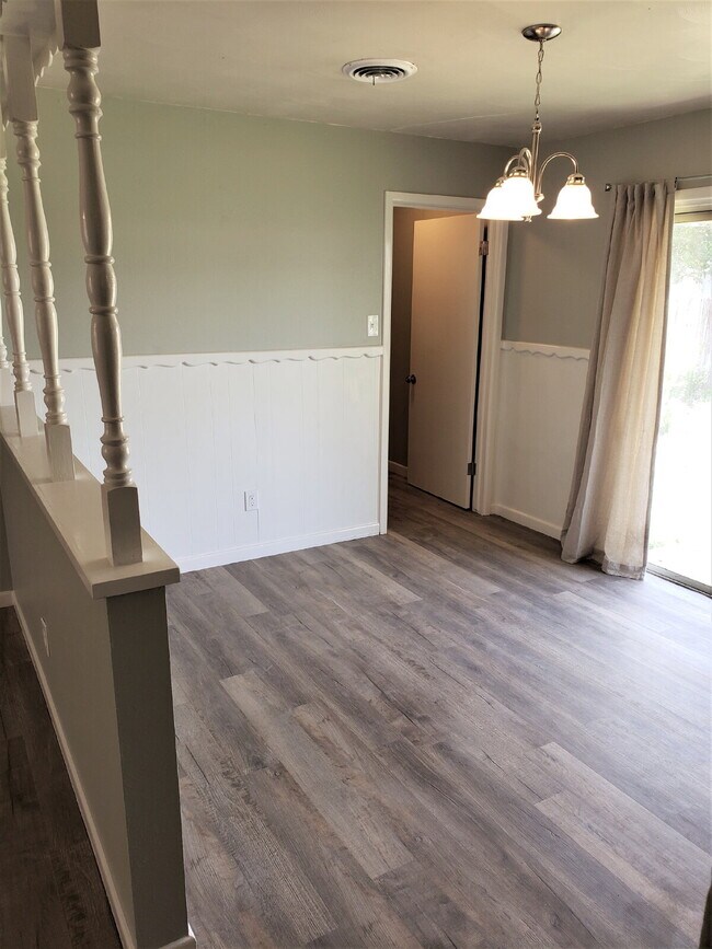 Building Photo - 3/2/1