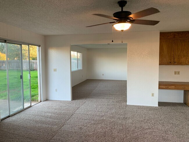Building Photo - 4 bedroom home in convenient location on Alta Mesa Dr.