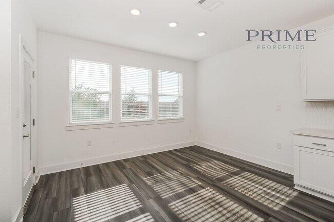 Building Photo - Large New Build in Pflugerville!