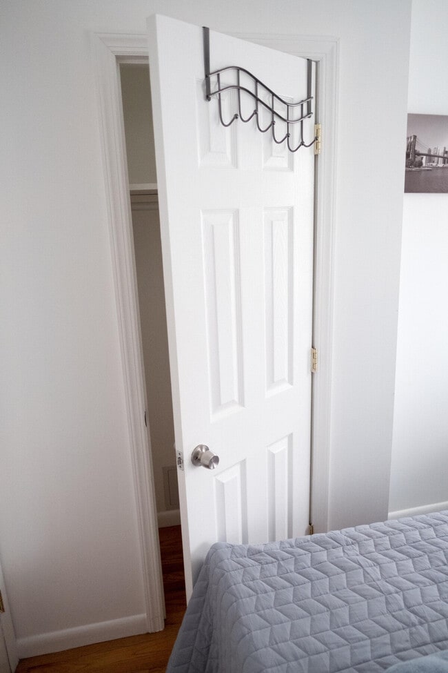 Building Photo - 305 E 104th St