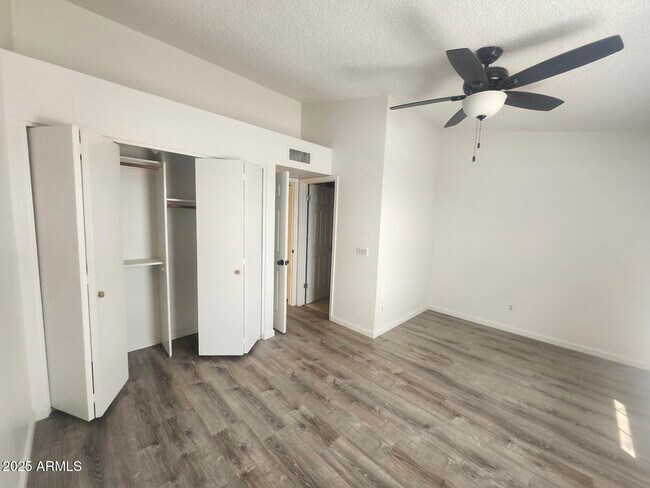 Building Photo - 6607 W Jamaica Dr