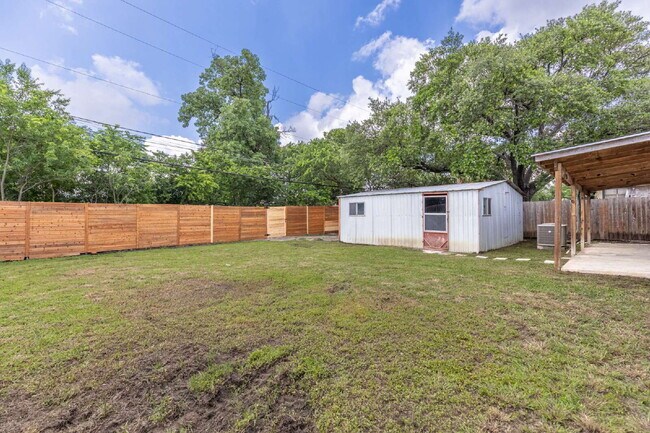 Building Photo - 422 Sandalwood Ln